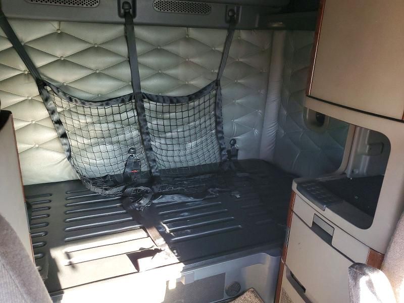 2016 Freightliner Cascadia 113 Semi Truck