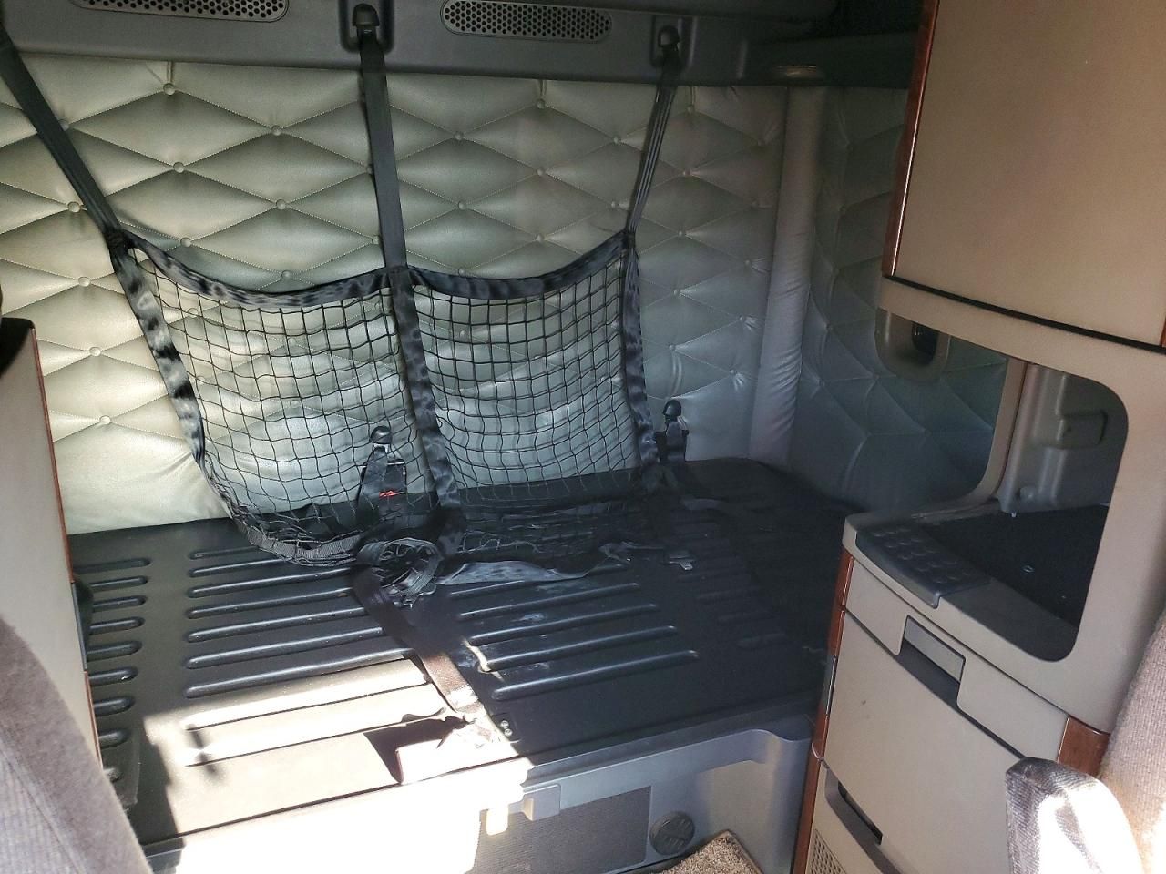 2016 Freightliner Cascadia 113 Semi Truck