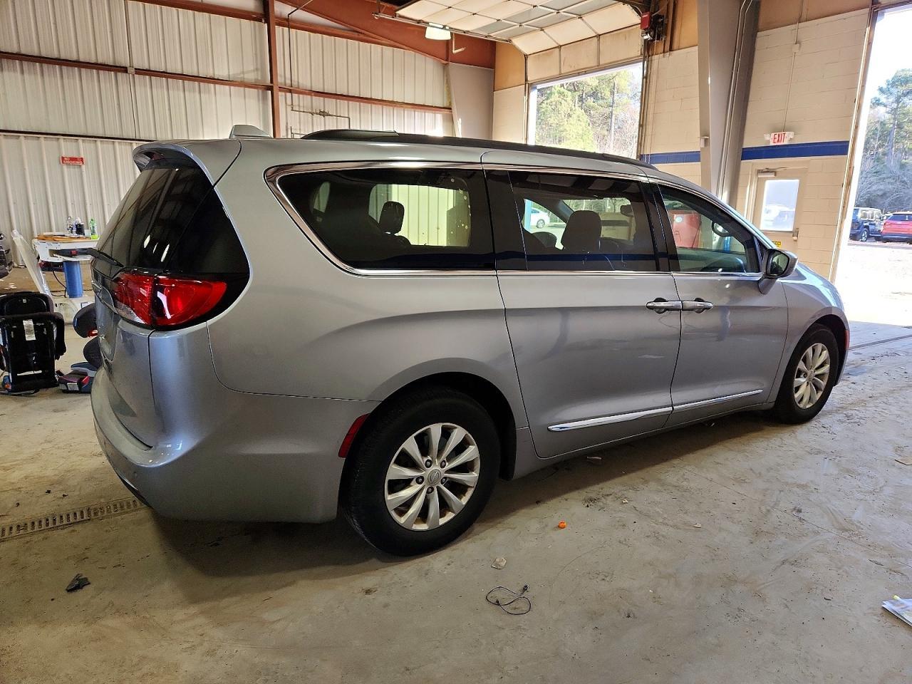 2017 Chrysler Pacifica Touring l