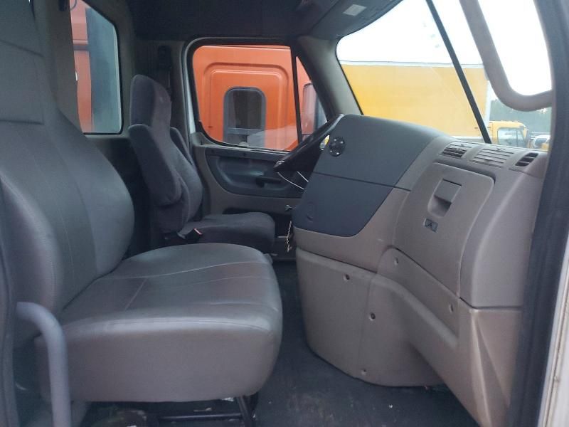 2015 Freightliner Cascadia Semi Truck