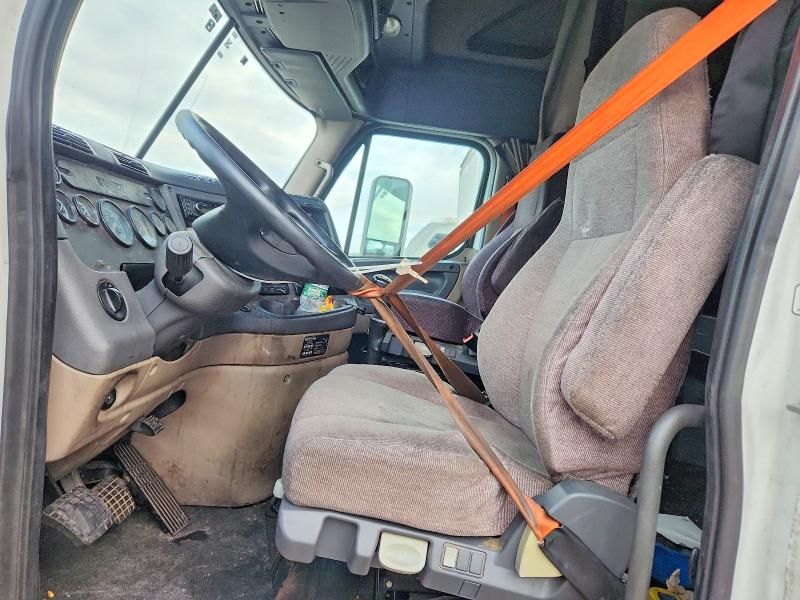 2014 Freightliner Cascadia Semi Truck