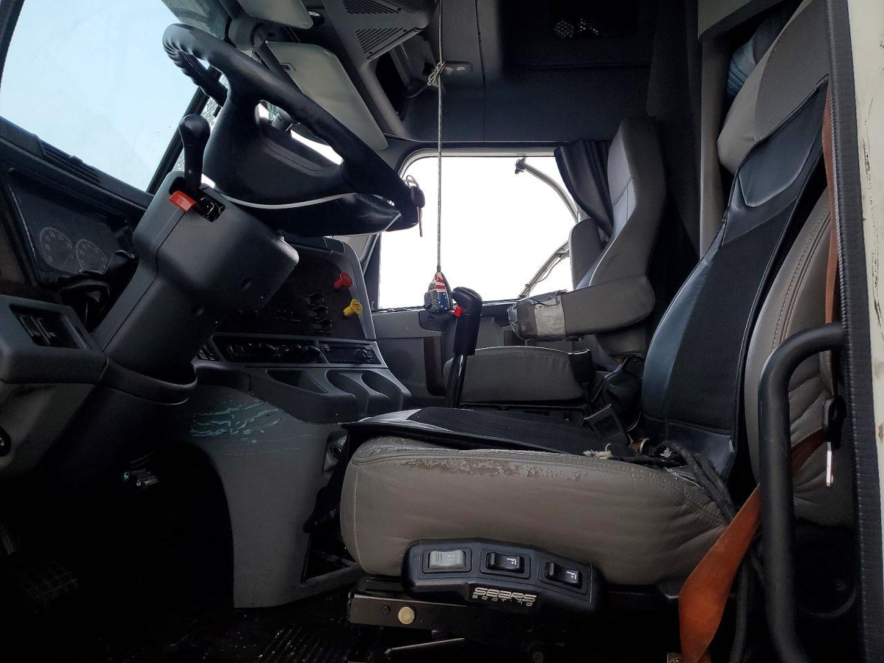 2020 Freightliner Columbia Semi Truck