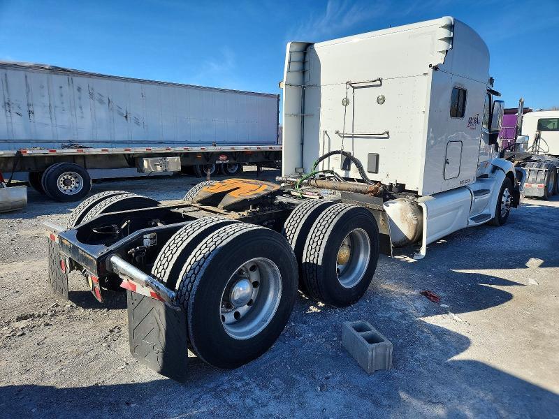 2017 Peterbilt 579 Semi Truck