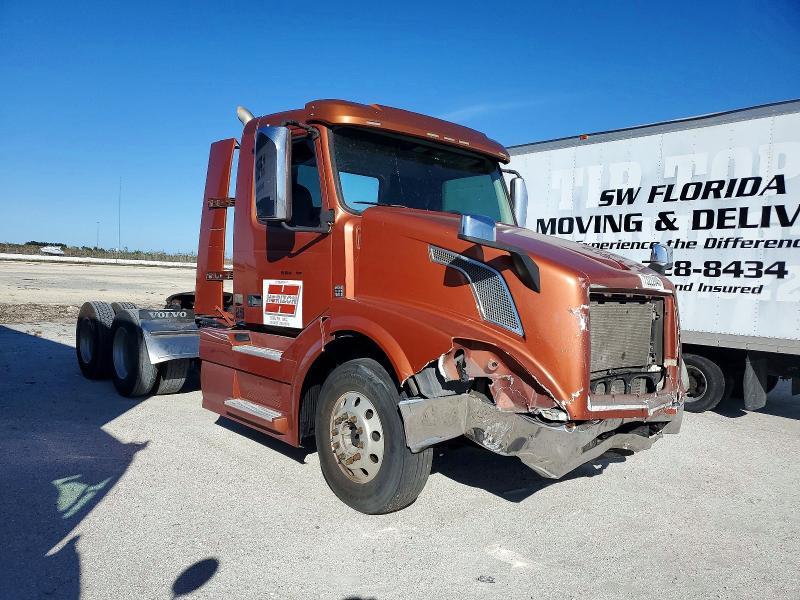 2015 Volvo VNL Semi Truck