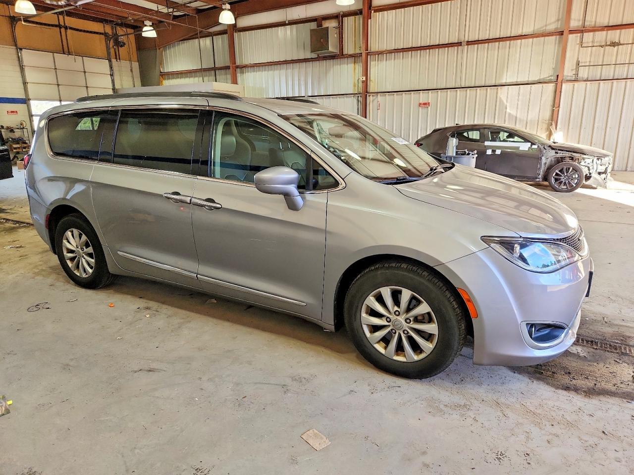 2017 Chrysler Pacifica Touring l