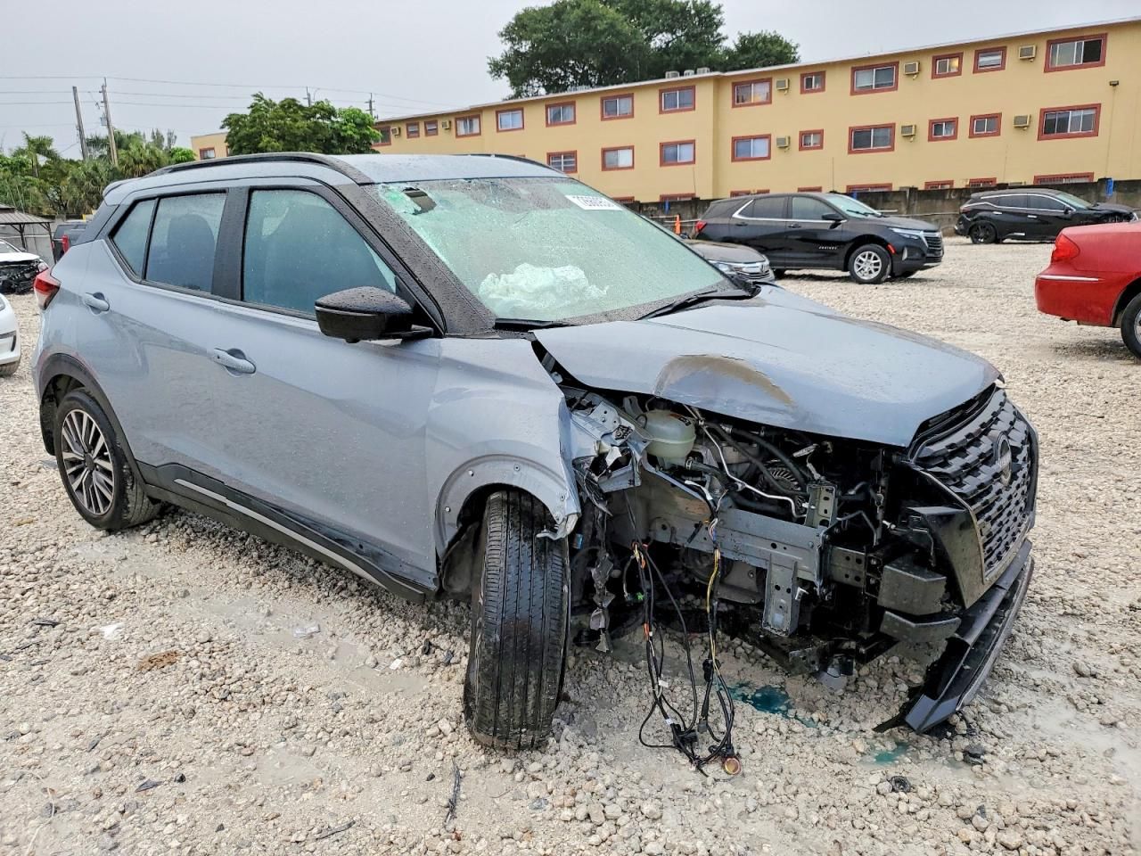 2024 Nissan Kicks sr