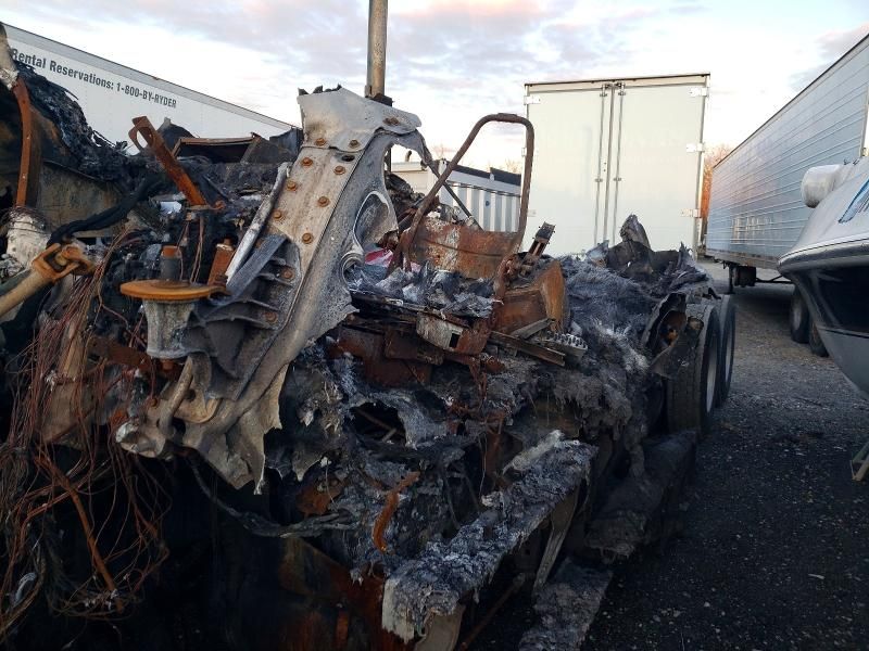 2011 Freightliner Cascadia Semi Truck