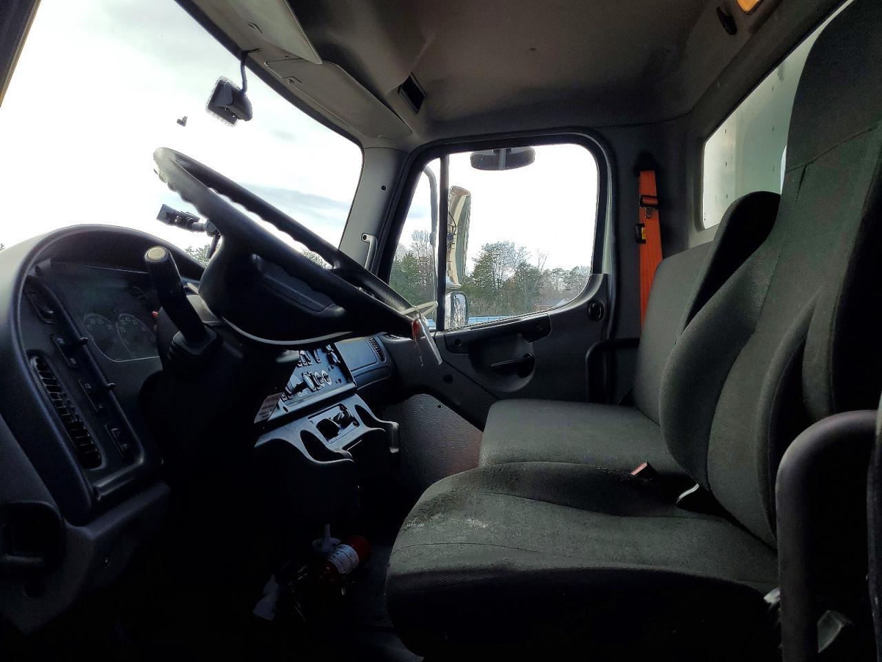 2019 Freigliner 2019 Freightliner Business Class M2 BOX Truck