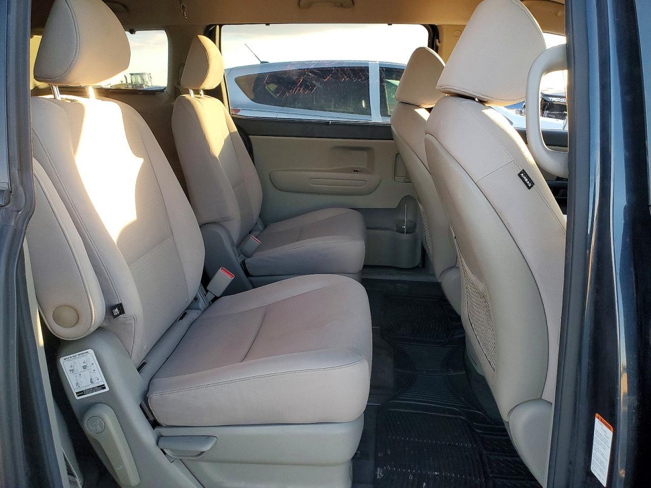 2016 KIA Sedona lx