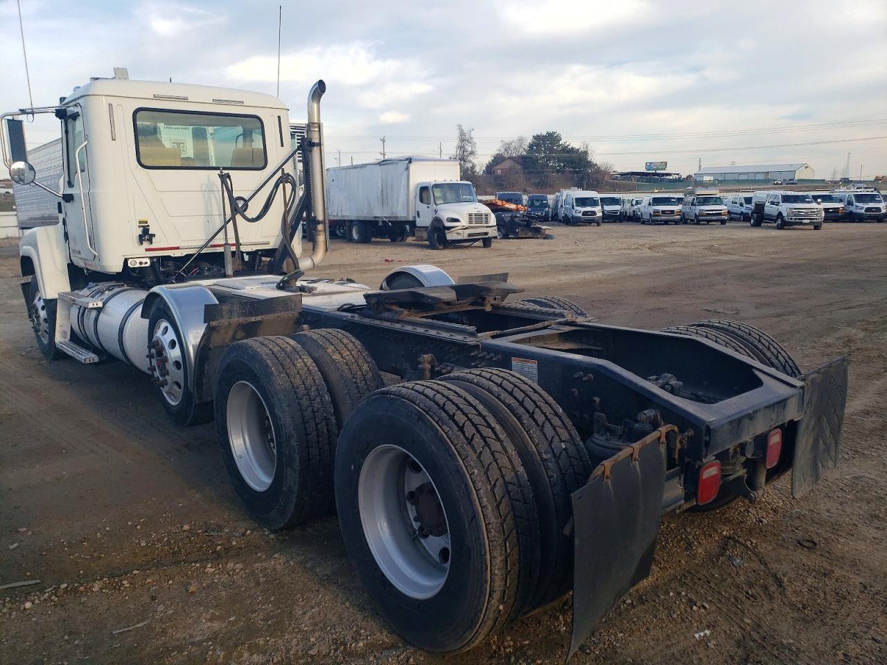 2016 Mack CHU613 Semi Truck
