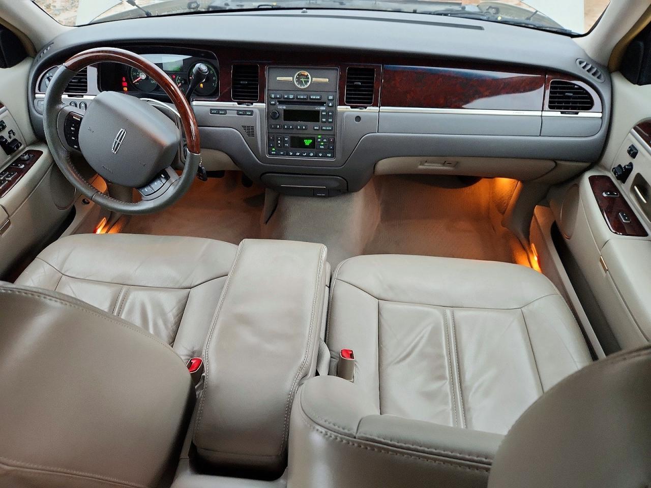 2006 Lincoln Town car Signature Limited