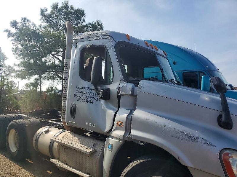 2012 Freigliner 2012 Freightliner Cascadia Semi Truck