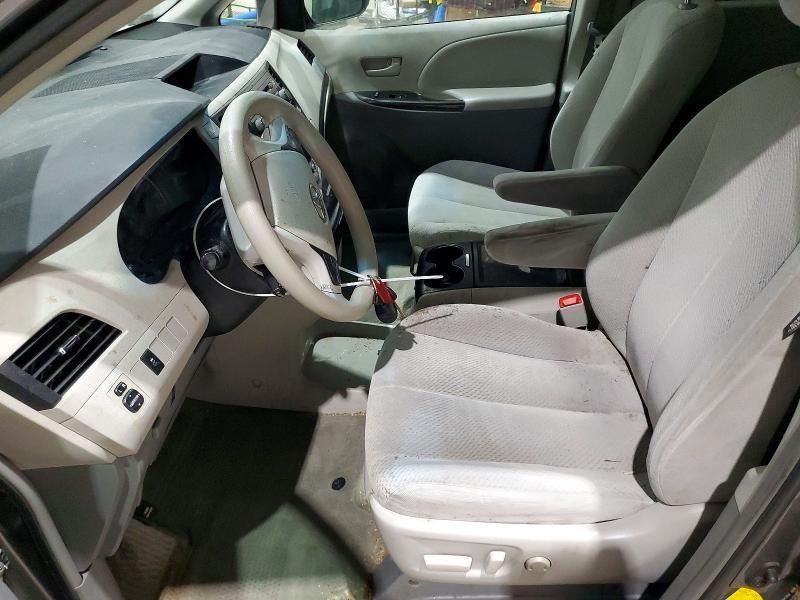 2013 Toyota Sienna le