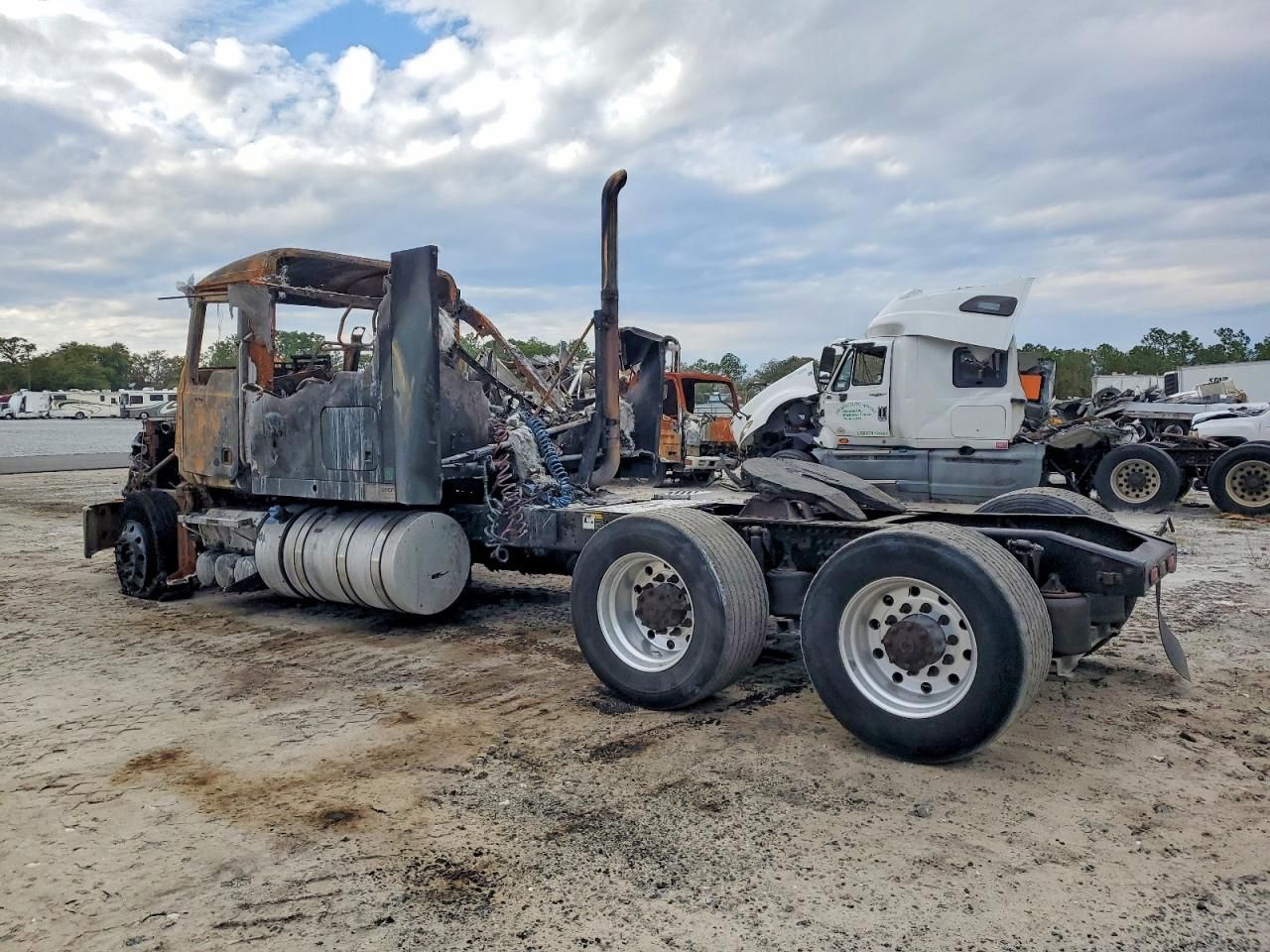 2015 Mack CXU613 Semi Truck