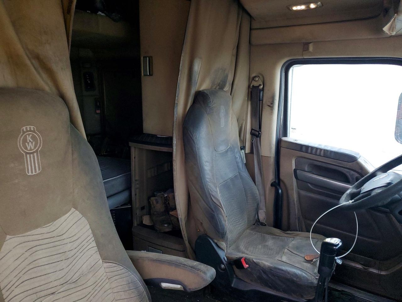2015 Kenworth T680 Semi Truck