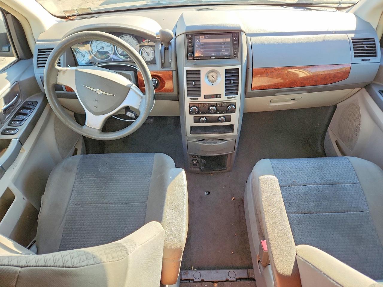 2009 Chrysler Town & Country lx