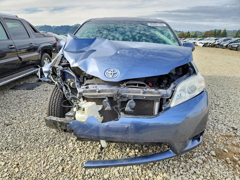2015 Toyota Sienna le 8-passenger