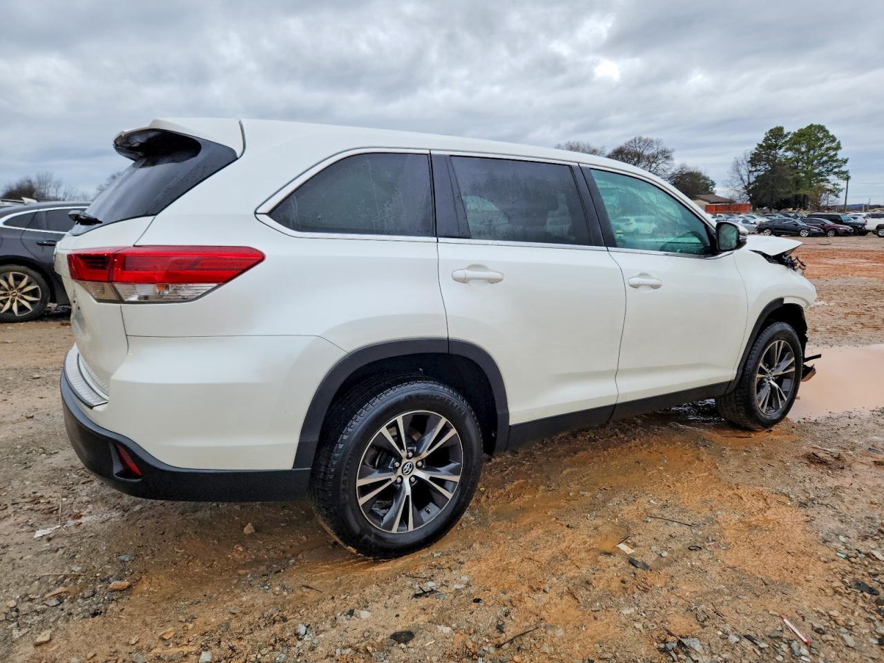 2019 Toyota Highlander le