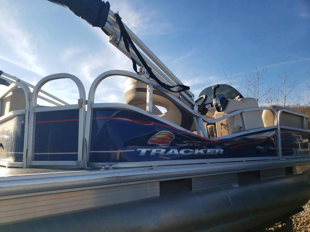2018 Sun Tracker Partyhut