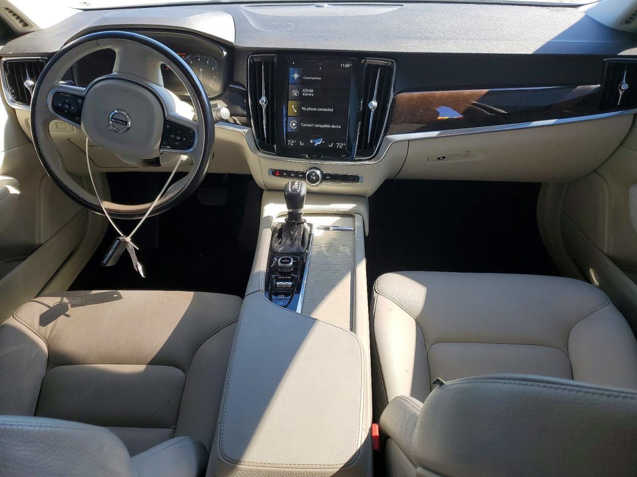 2017 Volvo S90 T6 Momentum