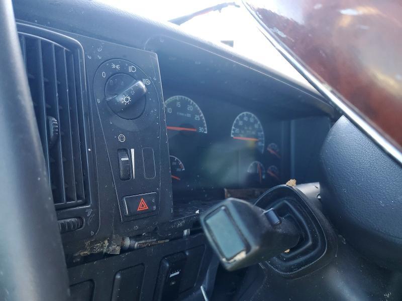 2005 Volvo VNL Semi Truck