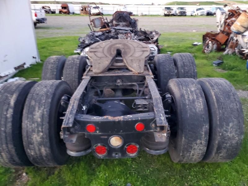 2016 Freigliner 2016 Freightliner Cascadia 113 Semi Truck