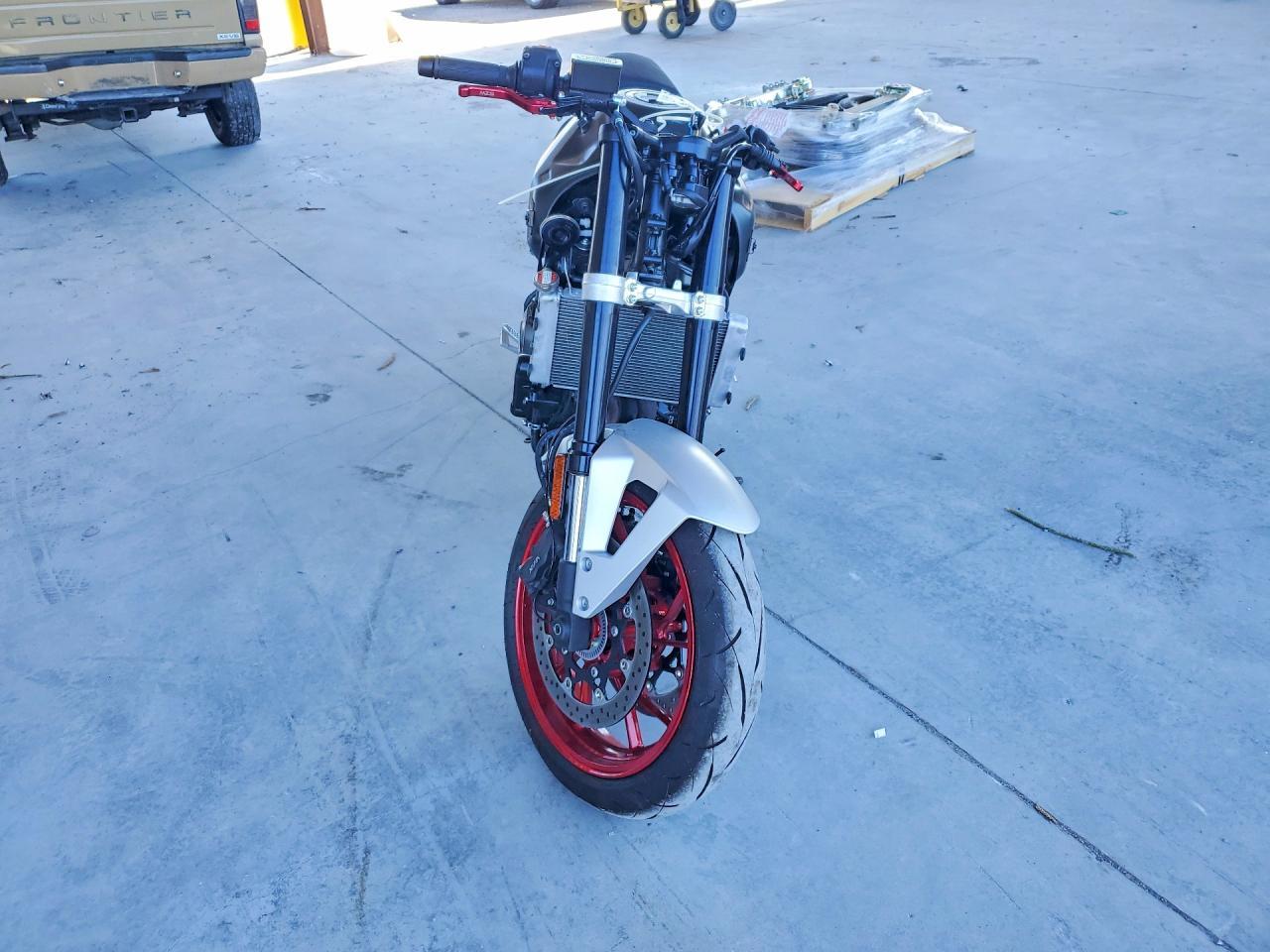 2024 Suzuki GSX800 F