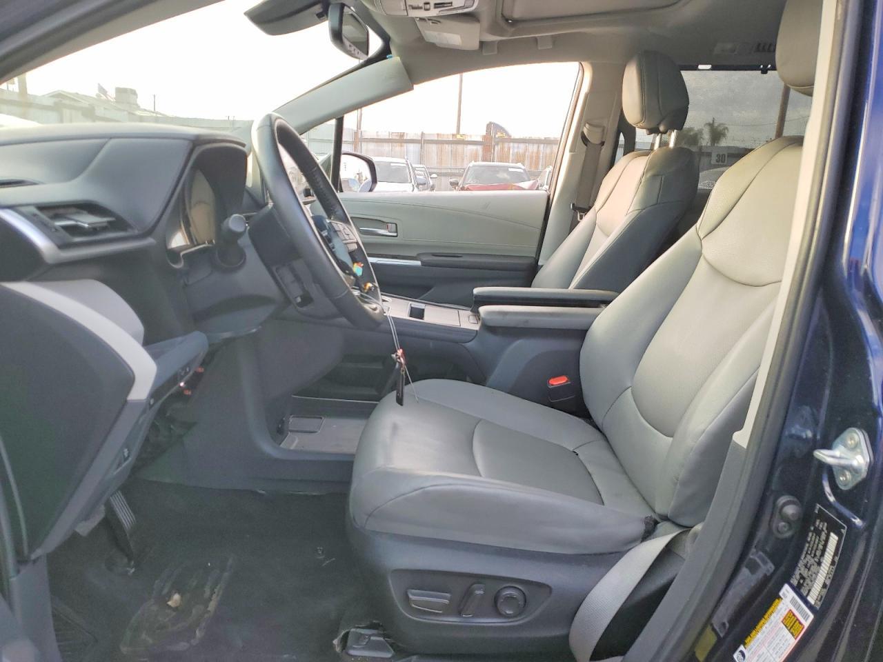 2023 Toyota Sienna xle