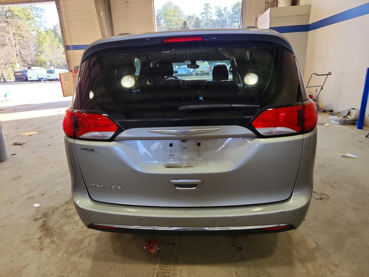 2017 Chrysler Pacifica Touring l