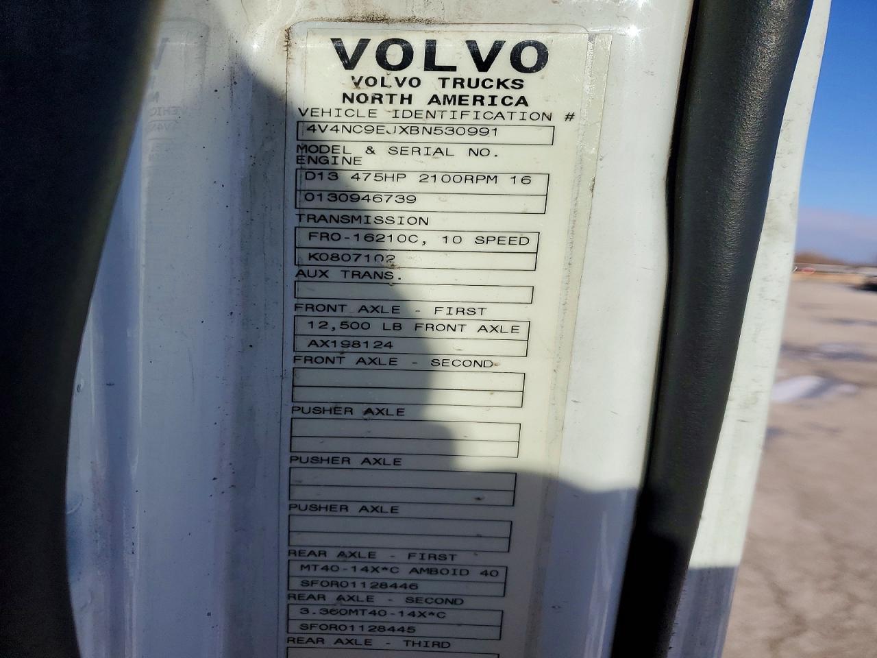 2011 Volvo VNL Semi Truck