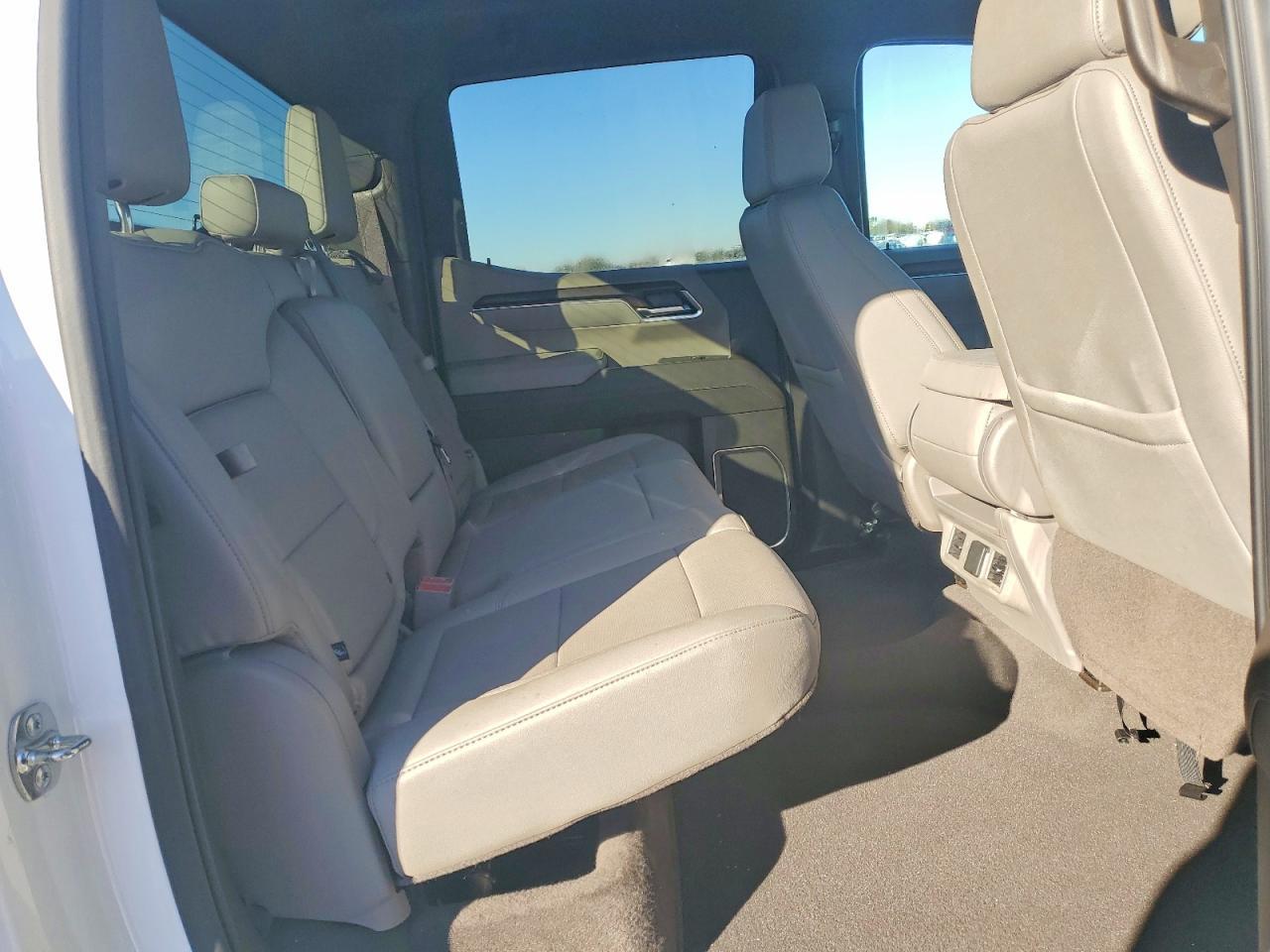 2025 GMC Sierra K1500 slt