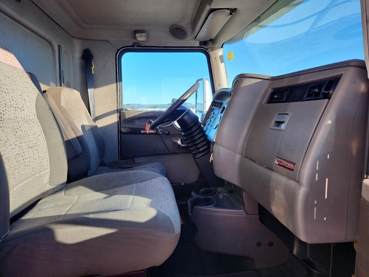 2011 Kenworth Constructi-BOX Truck