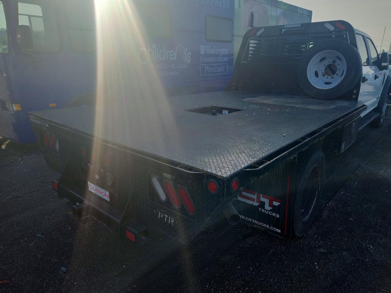 2022 Ford F550 Super Duty Flatbed Truck