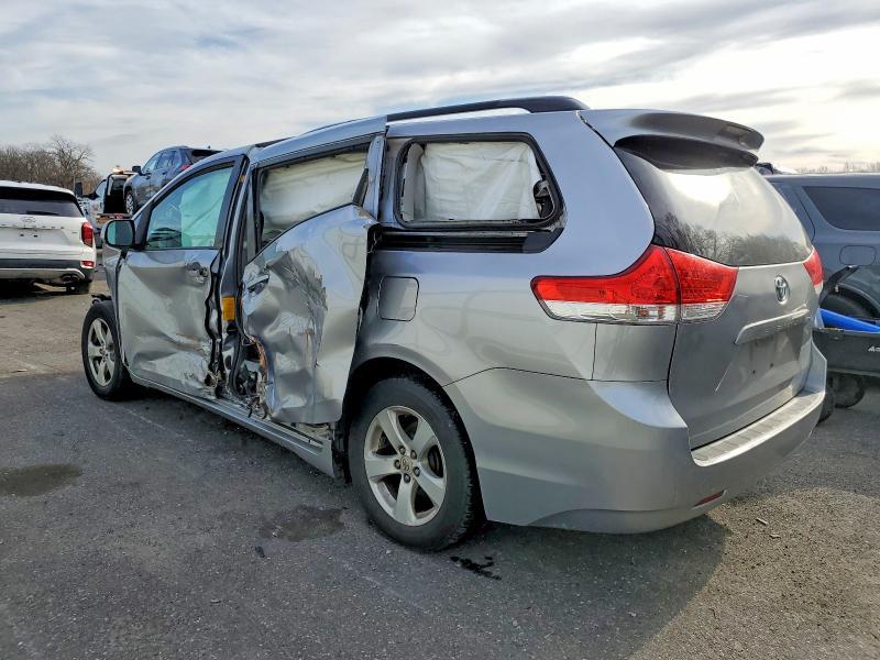 2012 Toyota Sienna le