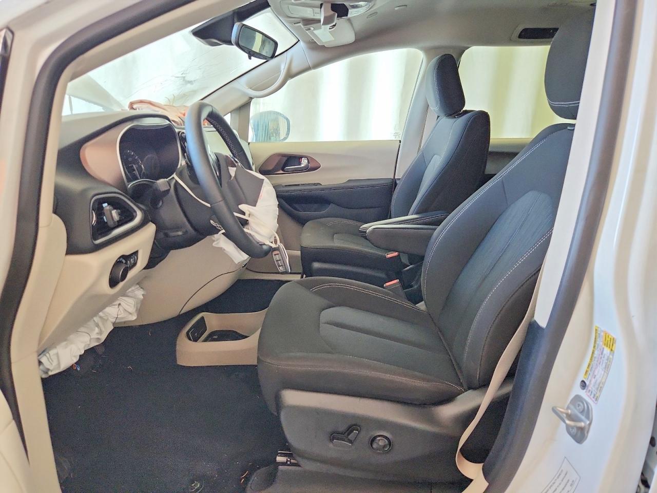 2024 Chrysler Voyager lx