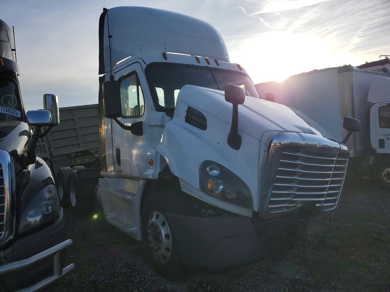 2015 Freightliner Cascadia Semi Truck