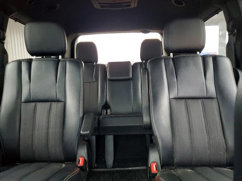 2016 Chrysler Town & Country s