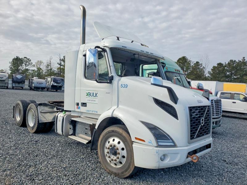 2021 Volvo VNR Semi Truck