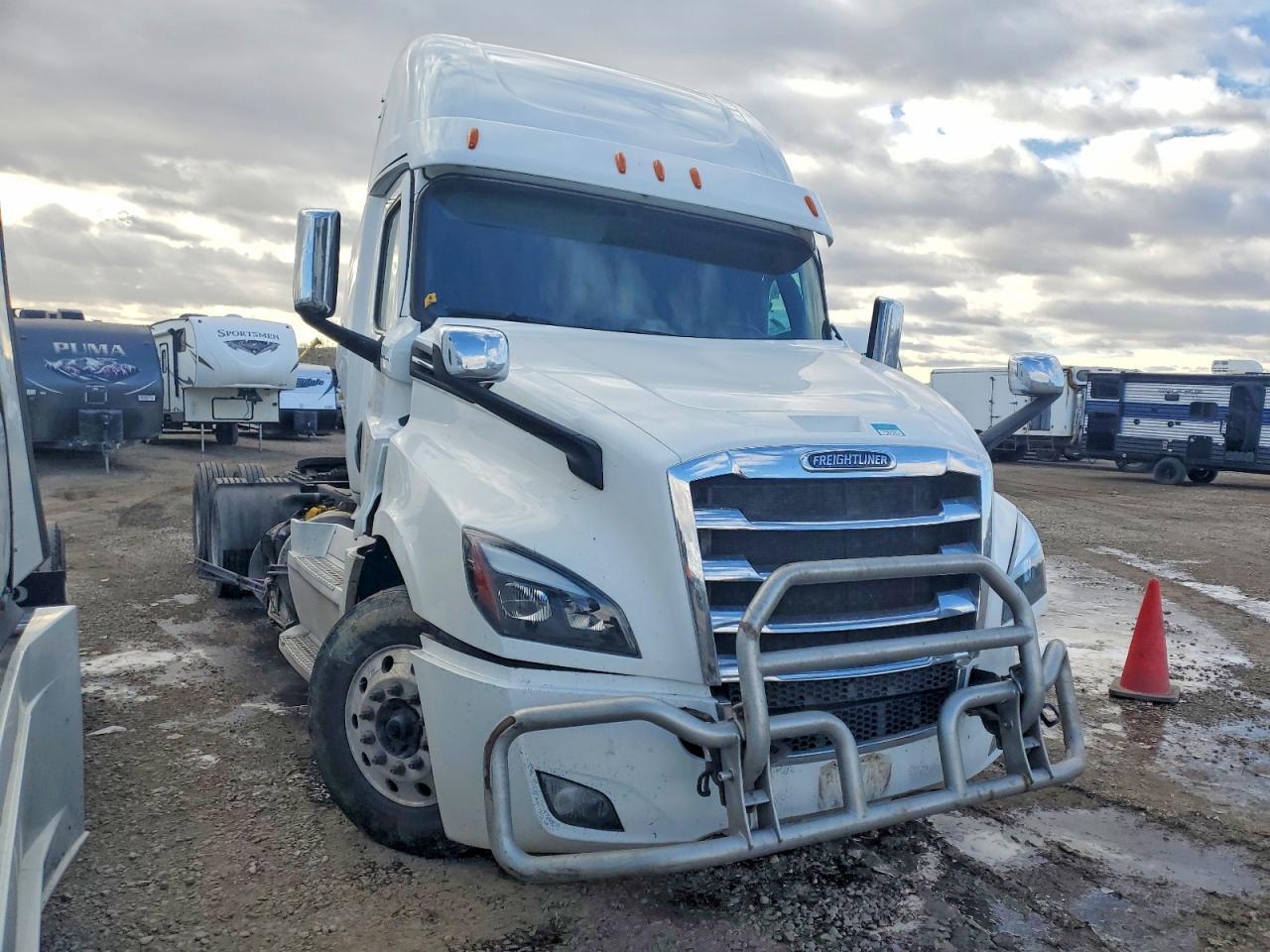 2020 Freigliner 2020 Freightliner Cascadia 126 Semi Truck