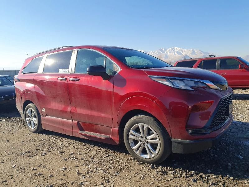 2022 Toyota Sienna xse