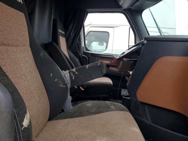 2018 Freigliner 2018 Freightliner Cascadia 126 Semi Truck
