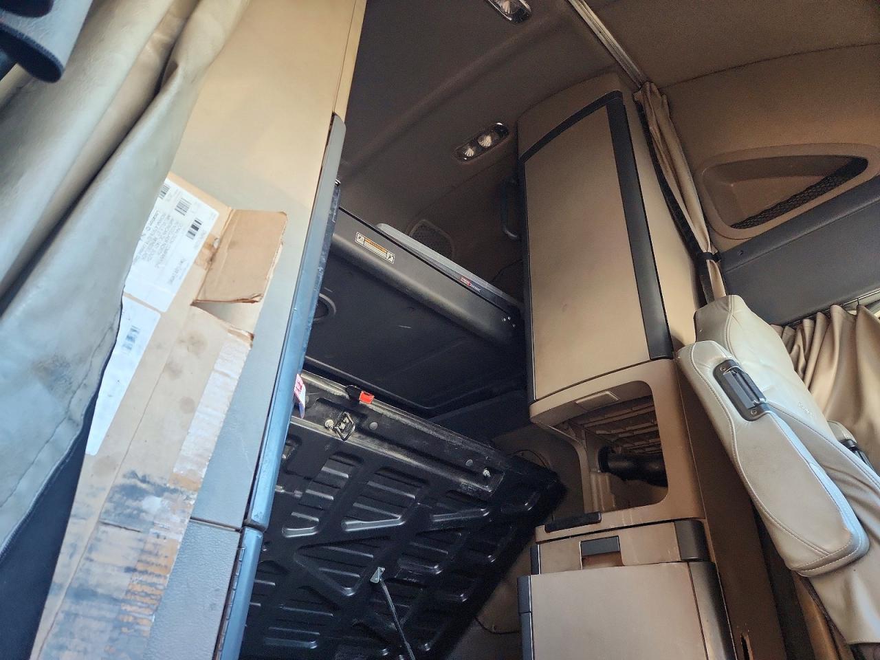 2014 Freightliner Cascadia 125 Semi Truck