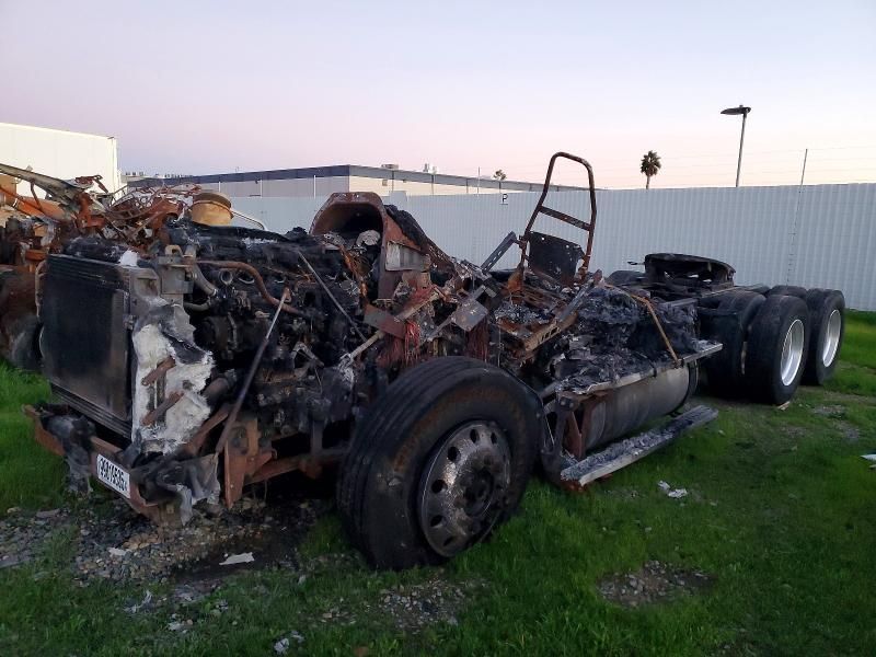 2016 Freigliner 2016 Freightliner Cascadia 113 Semi Truck