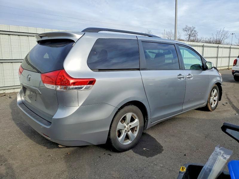 2012 Toyota Sienna le