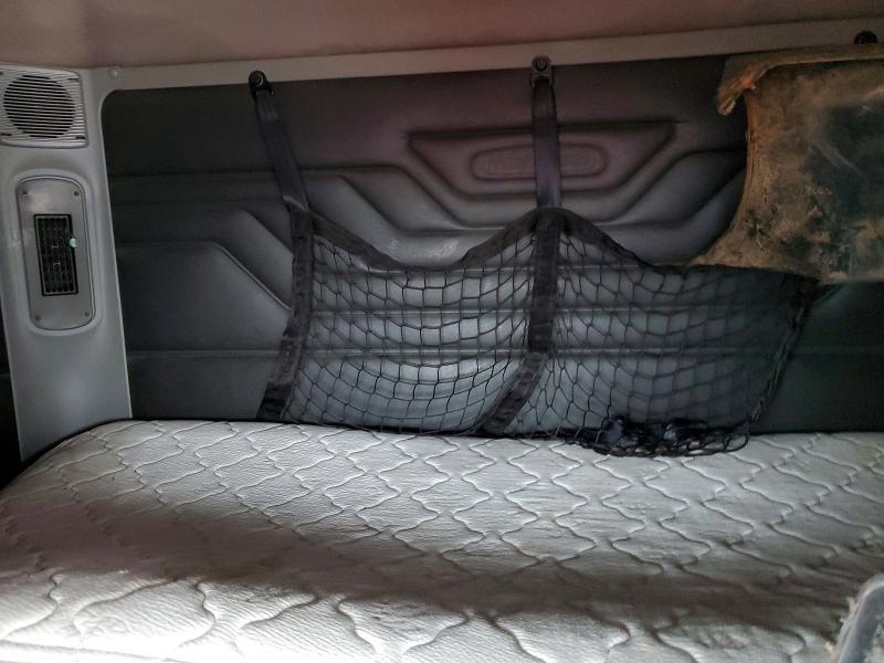 2006 Freigliner 2004 Freightliner Columbia 112 Semi Truck