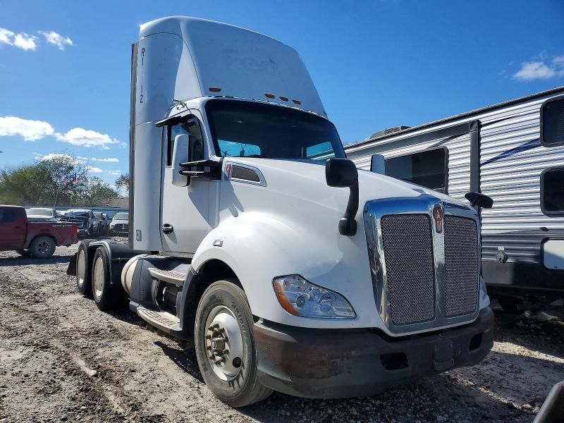 2016 Kenworth T680 Semi Truck