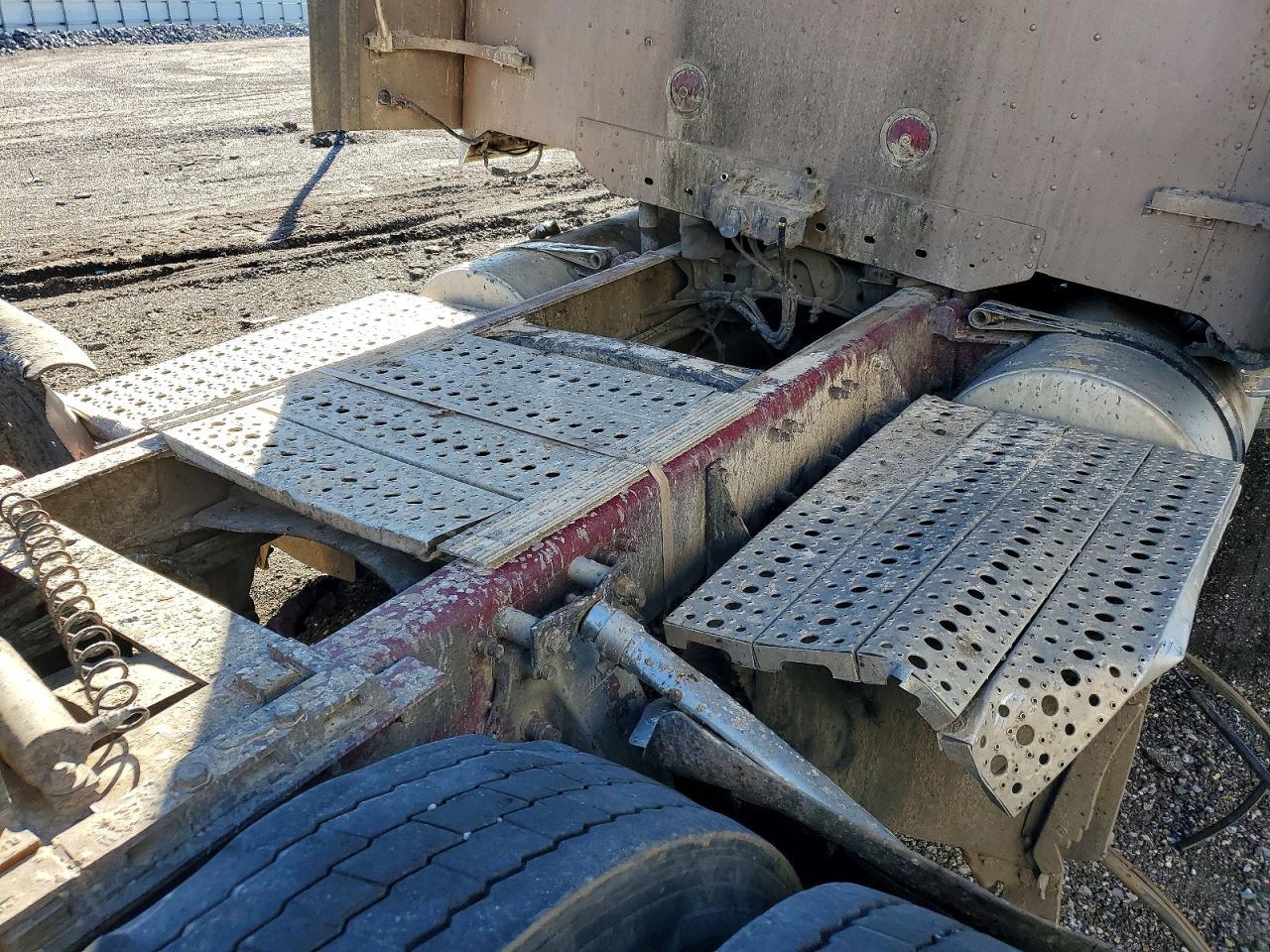 2005 Freightliner Coronado Semi Truck