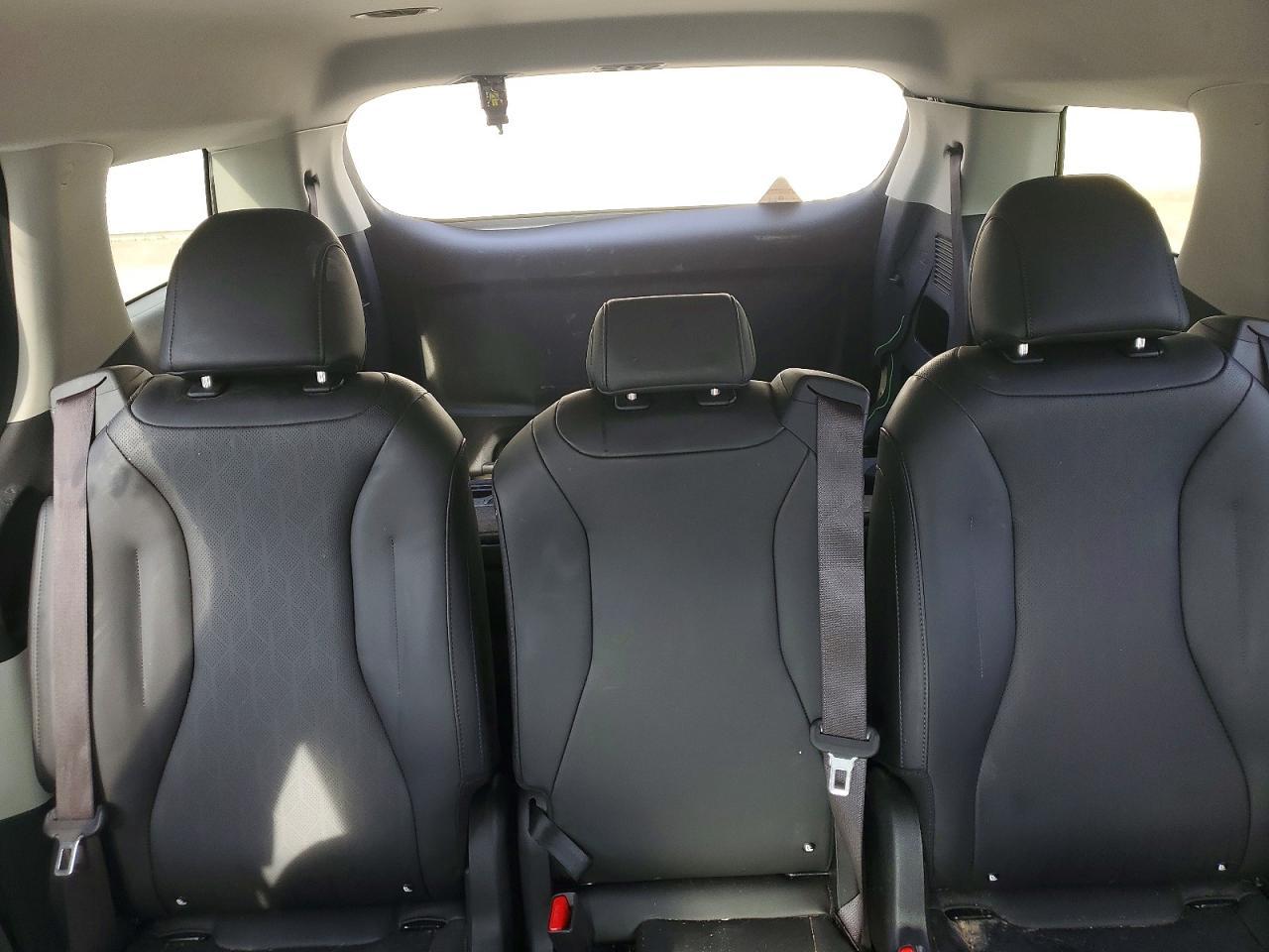 2023 KIA Carnival lx