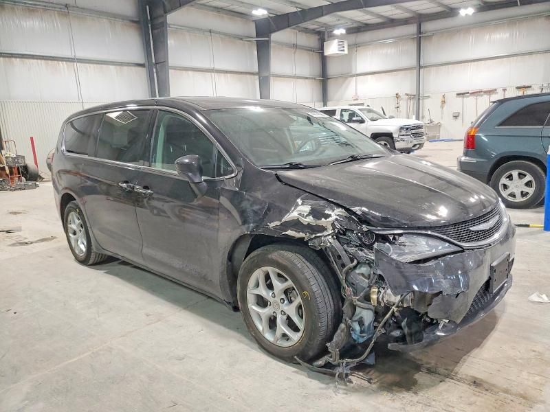 2017 Chrysler Pacifica Touring l