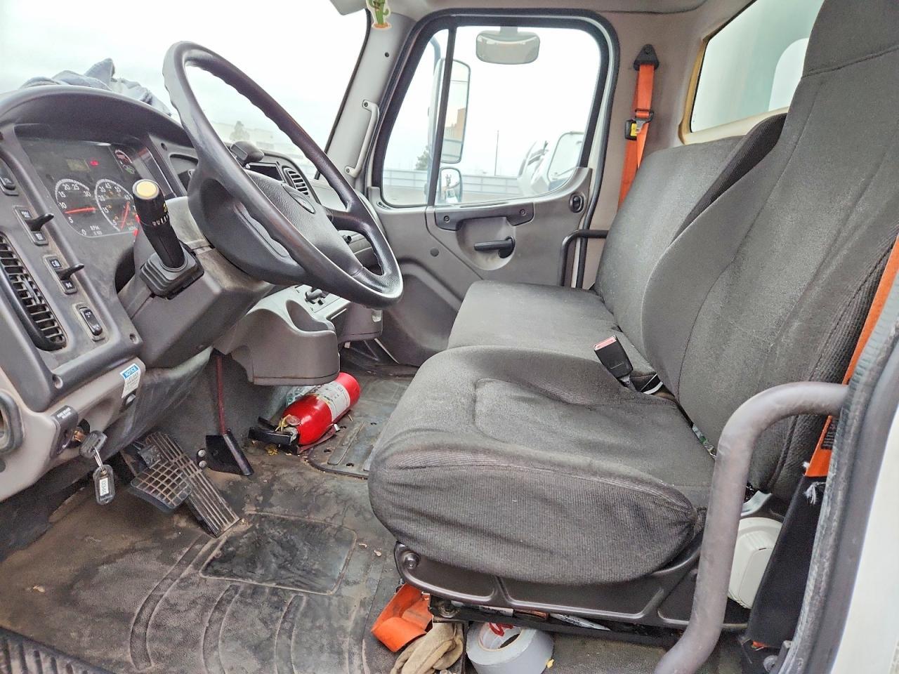 2015 Freightliner Business Class M2 BOX Truck